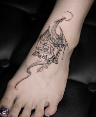 Tatuaż smok na stopie
