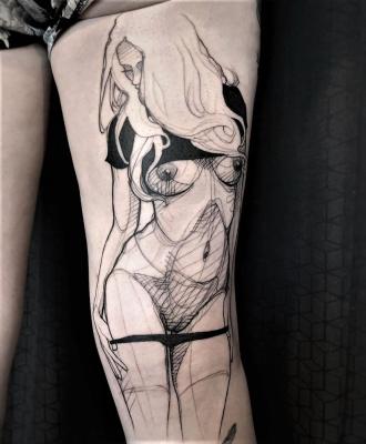Tatuaż szkic kobieta na nodze