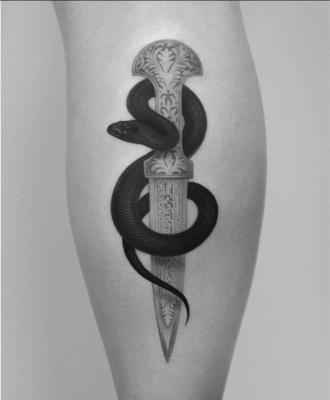 Tatuaż sztylet i wąż