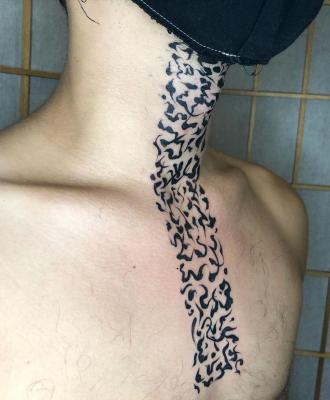 Tatuaż szyja i klatka piersiowa