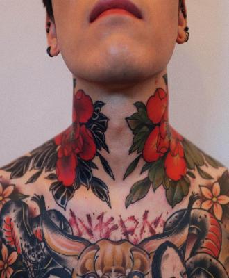 Tatuaż szyja kwiaty męski