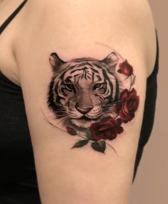 Tatuaż tygrys i róże