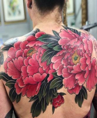 Tatuaż u kobiet duże kwiaty na plecach 