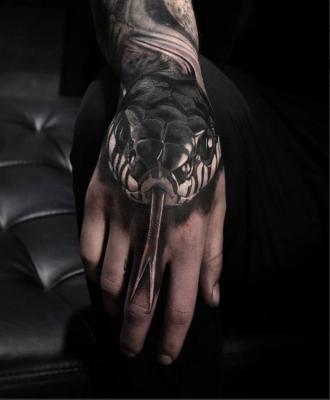 Tatuaż wąż na dłoni