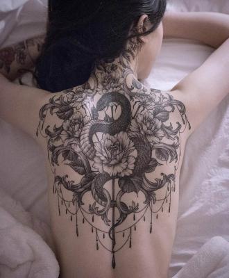 Tatuaż wąż na plecach wzór damski