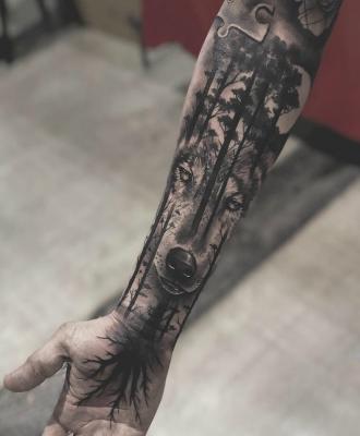 Tatuaż wilk i drzewa