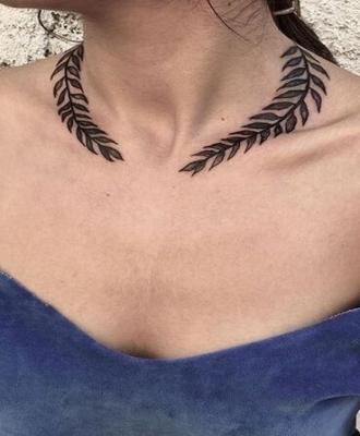 Tatuaż wokół szyi