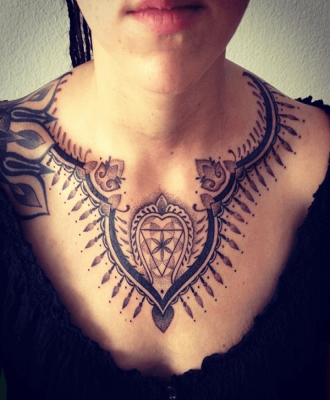 Tatuaż wokół szyi damski