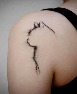 Tatuaż zarys kotka na ramieniu