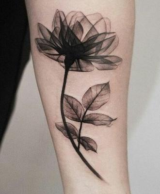 Tatuaże czarny motyw kwiat