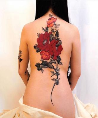 Tatuaże damskie duże kwiaty na plecach
