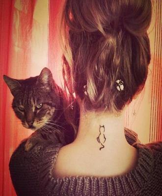 Tatuaże damskie kotek na karku