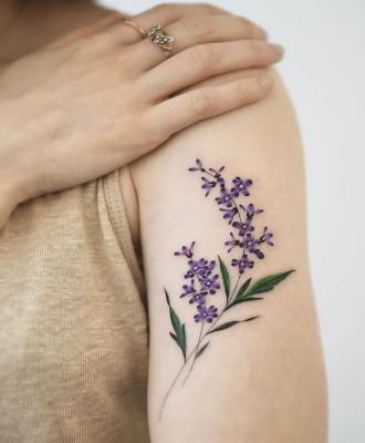 tatuaże damskie kwiaty fiolet