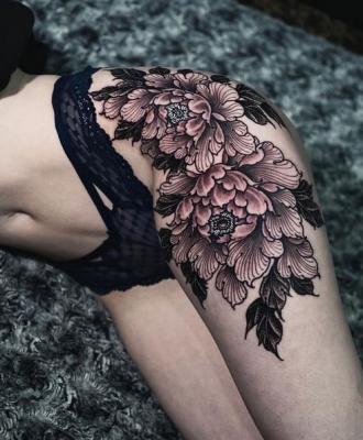 Tatuaże damskie kwiaty na udzie kolor