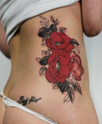 Tatuaże damskie kwiaty na żebrach