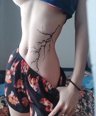 Tatuaże damskie na brzuchu