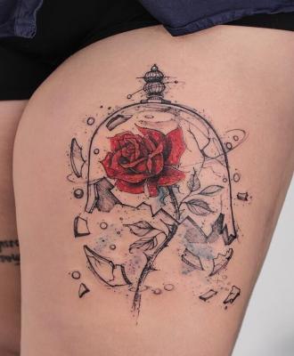 Tatuaże damskie  róża na udzie 