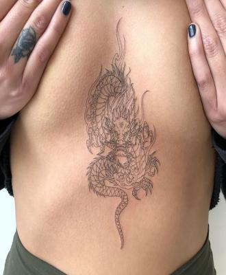 Tatuaże damskie smok klatka piersiowa