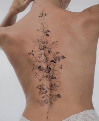 tatuaże damskie tatuaż wzdłuż kręgosłupa