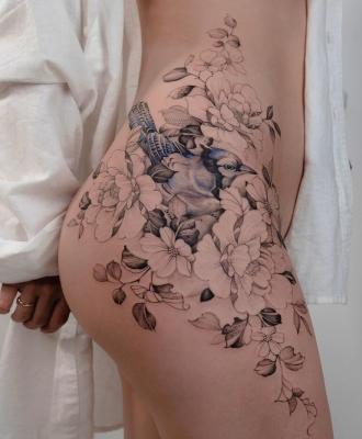 Tatuaże kobiece ptak i kwiaty