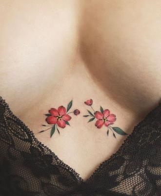 Tatuaże między piersiami kwiatki