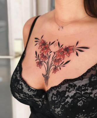 Tatuaże między piersiami kwiaty