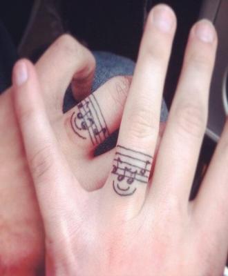 Tatuaże na palcach dłoni dla muzyków
