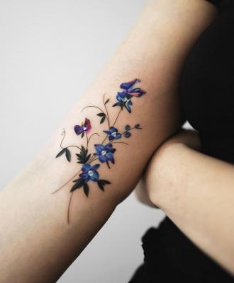 tatuaże na ręce damskie kwiaty