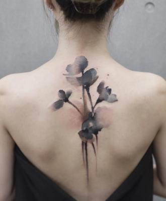 Tatuaże wzdłuż kręgosłupa damskie kwiaty
