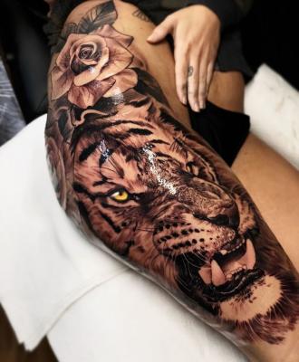 Tugrys tatuaż na biodrze