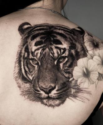 Tygrys tatuaż na plecach dla kobiety