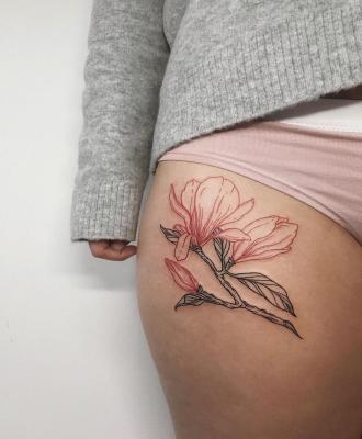 Udo dziewczyna kwiat tatuaż