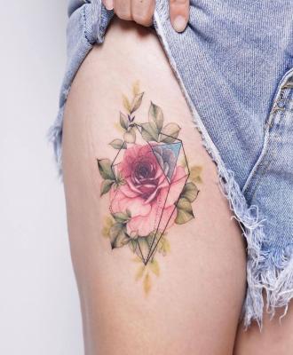 Udo tatuaż damski piękny kwiat