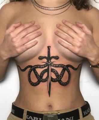 Wąż i sztylet damski tatuaż