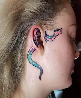 Wąż tatuaż ucho twarz