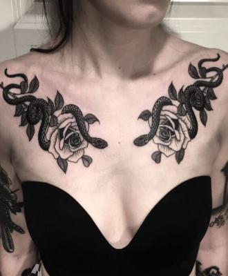 Wąże i róże tatuaż damski na klatce piersiowej