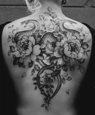 Węże na plecach tatuaż damski