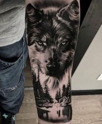 Wilk na przedramieniu tatuaż