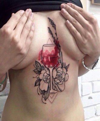 Wino się rozlało tatuaż