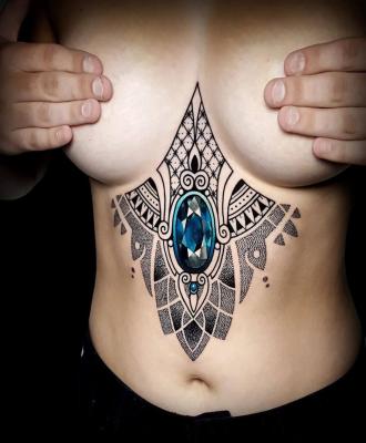 Wygląd tatuaż na brzuchu u kobiety