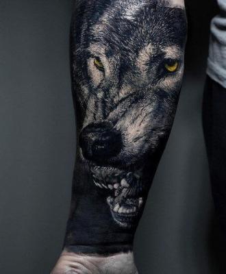 Wzór wilk tatuaż