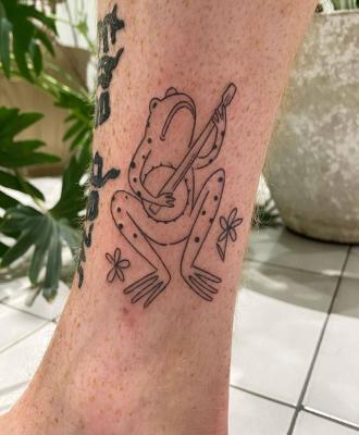 Żaba tatuaż na nodze