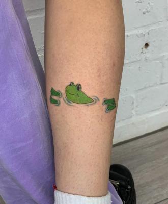 Żaba w wodzie tatuaż