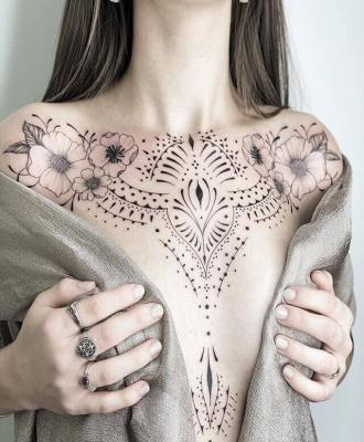 Zachwycający damski tatuaż