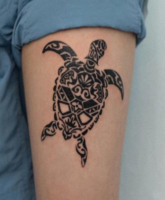 Żółw tatuaż na ręce