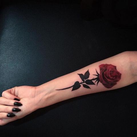 Damska róża tatuaż