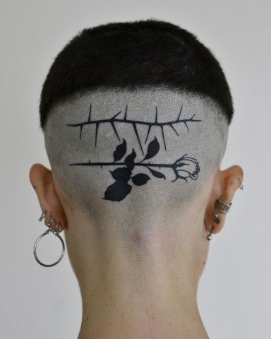 Damskie tatuaże na głowie
