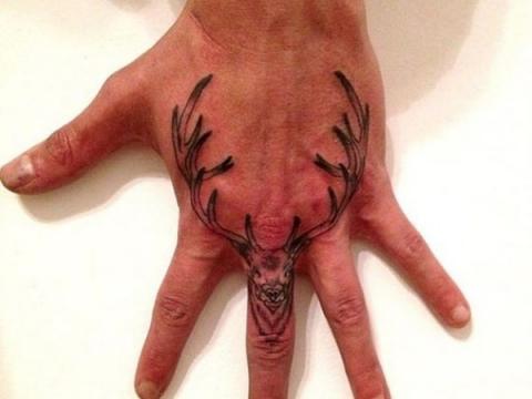 jeleń dłoń tatuaż