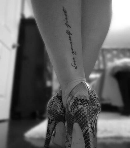 Kobiece subtelne tatuaże napisy na nodze