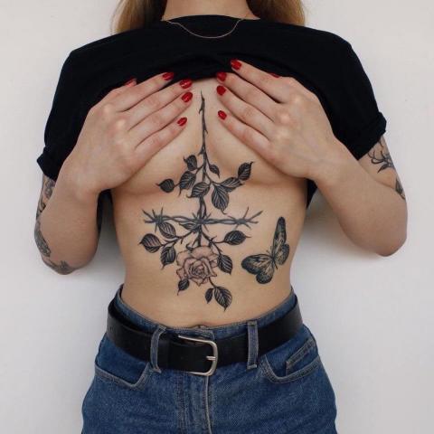 Kobiecy tatuaż róża i motyl